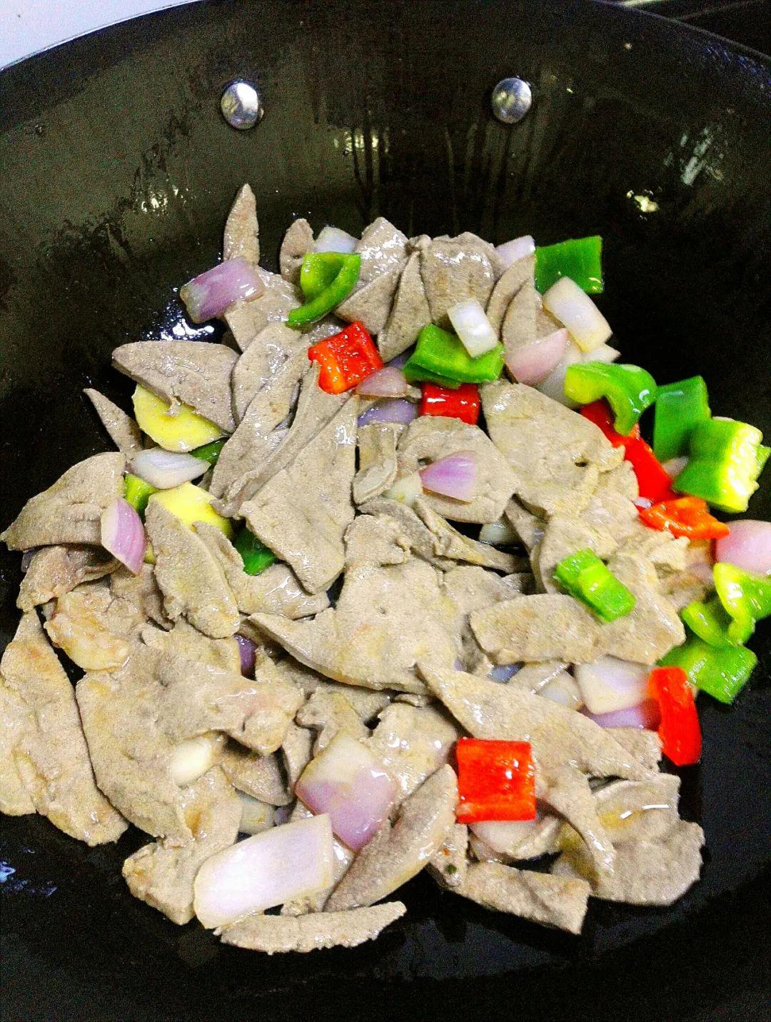 豬肝美味烹飪指南，如何做出嫩滑可口的豬肝，烹飪豬肝秘籍，嫩滑可口的豬肝制作指南