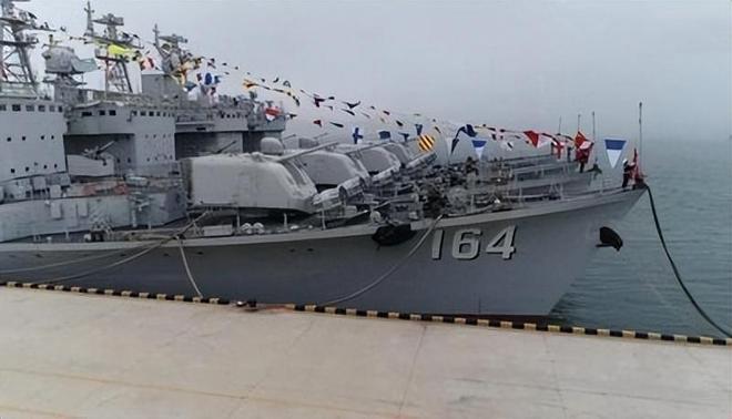雙艦風采，中國海軍的驕傲——遼寧艦與山東艦同框，雙艦榮耀，遼寧艦與山東艦展現(xiàn)中國海軍的驕傲