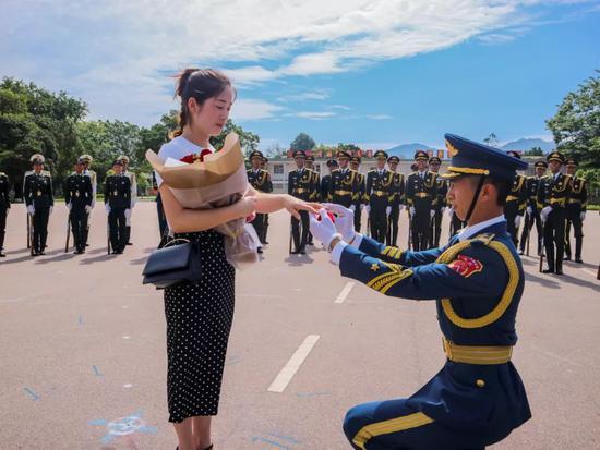 三軍儀仗隊迎軍旗視頻，榮耀與傳承的壯麗瞬間，三軍儀仗隊迎軍旗的榮耀與傳承時刻