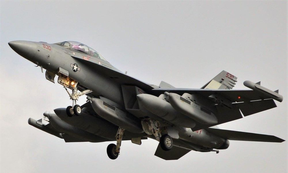 殲-16D電子戰(zhàn)飛機(jī)的強(qiáng)大實(shí)力與獨(dú)特優(yōu)勢(shì)，殲-16D電子戰(zhàn)飛機(jī)的強(qiáng)勢(shì)表現(xiàn)與獨(dú)特優(yōu)勢(shì)解析