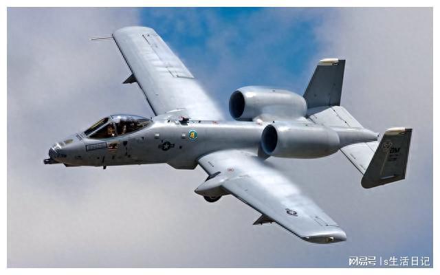 探索A-10攻擊機的側(cè)面風采，A-10攻擊機獨特側(cè)面風采揭秘