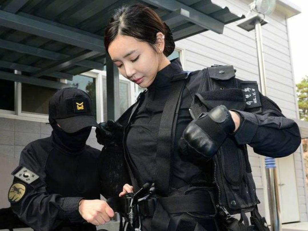 中國第一批女特種兵，破繭成蝶的榮耀征途，中國首批女特種兵，榮耀征途的蛻變之路