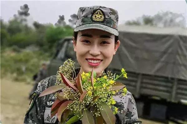 標(biāo)準(zhǔn)的中國女兵照，展現(xiàn)堅毅與榮耀，中國女兵堅毅榮耀風(fēng)采照