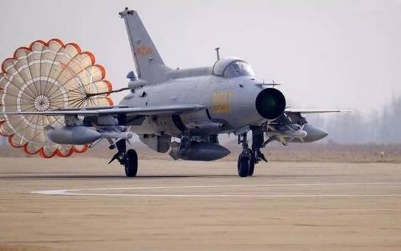殲十戰(zhàn)斗機(jī)是否落后了？探討中國空軍現(xiàn)代化進(jìn)程中的挑戰(zhàn)與機(jī)遇，中國空軍現(xiàn)代化進(jìn)程中的挑戰(zhàn)與機(jī)遇，殲十戰(zhàn)斗機(jī)的現(xiàn)狀與發(fā)展探討