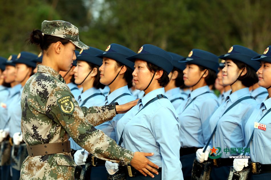 閱兵村女兵方隊(duì)演練，展現(xiàn)新時(shí)代巾幗英雄風(fēng)采，閱兵村女兵方隊(duì)演練，新時(shí)代巾幗英雄風(fēng)采展現(xiàn)