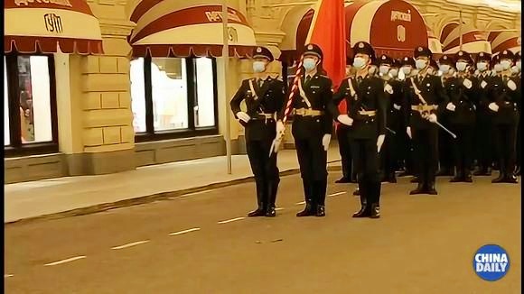 三軍儀仗隊街頭表演，展現(xiàn)榮耀與力量的盛大場面，三軍儀仗隊街頭盛大表演，榮耀與力量的完美展現(xiàn)