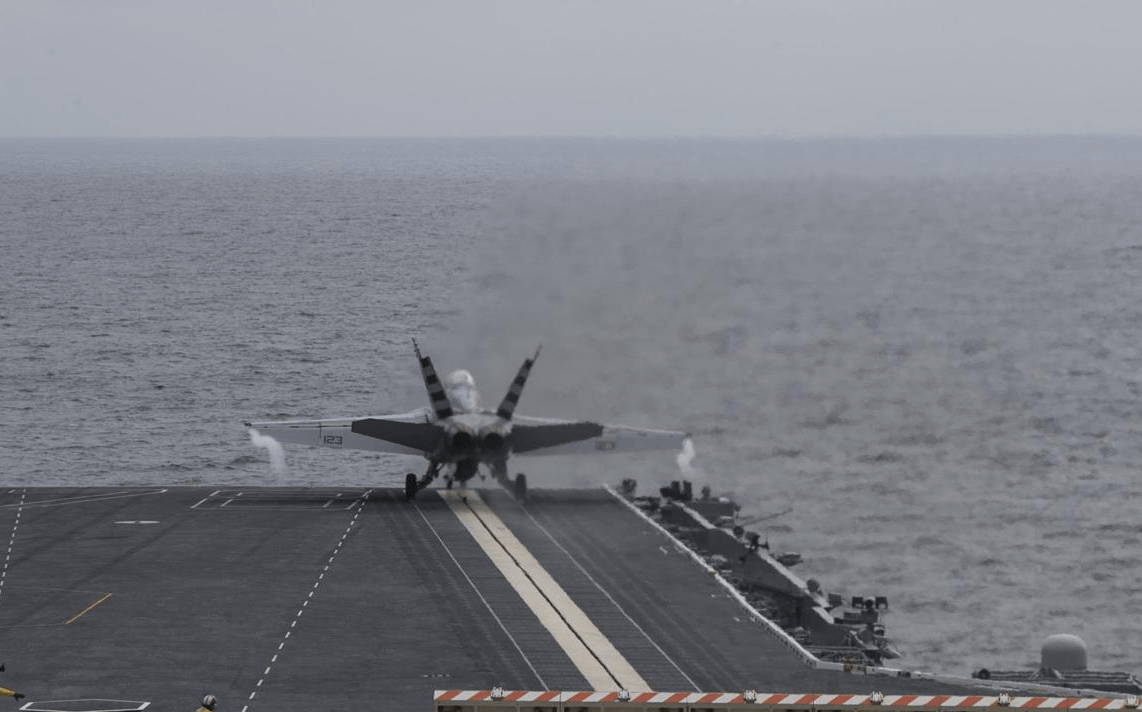 航空母艦，提供強大起飛平臺，展現(xiàn)海上霸主風采，航空母艦，海上霸主之強大起飛平臺風采