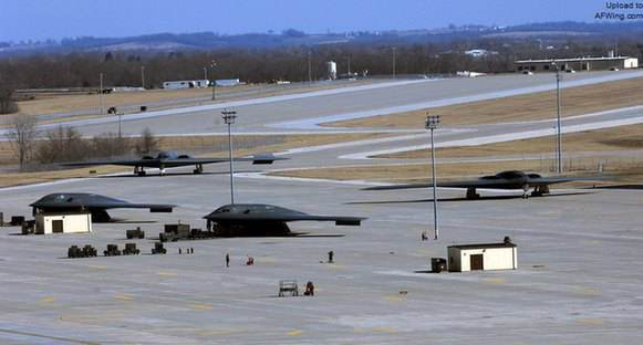 B-2轟炸機可以攜帶核彈嗎？歷史與現(xiàn)實的探究，B-2轟炸機核彈攜帶能力，歷史與現(xiàn)實的探究