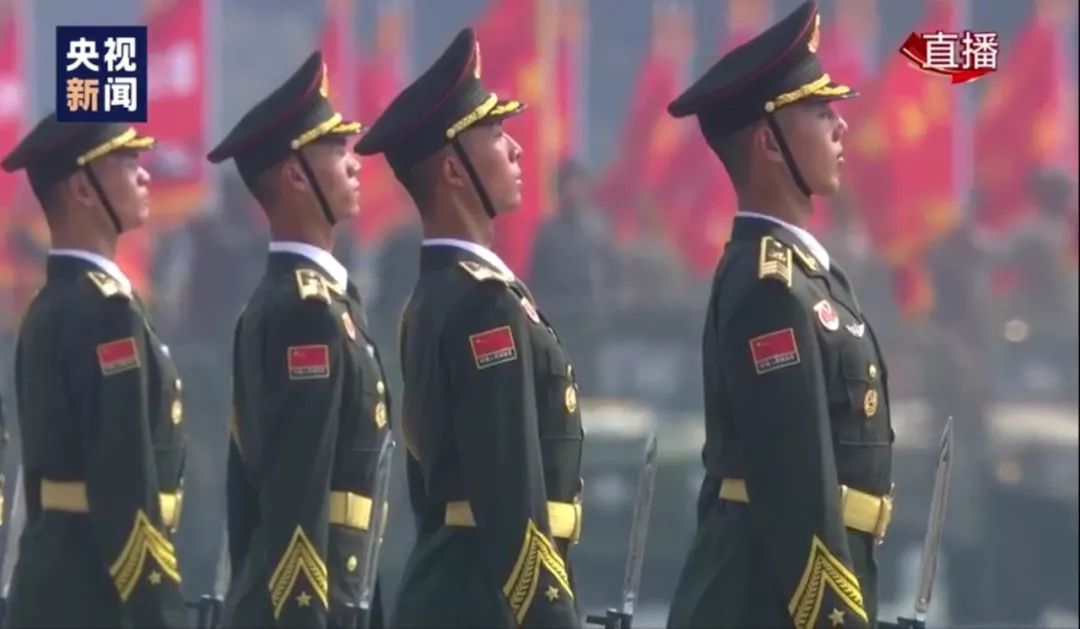 國慶70周年閱兵中的100面戰(zhàn)旗，榮耀與力量的展現(xiàn)，國慶閱兵中的榮耀與力量，百面戰(zhàn)旗展現(xiàn)輝煌歷程