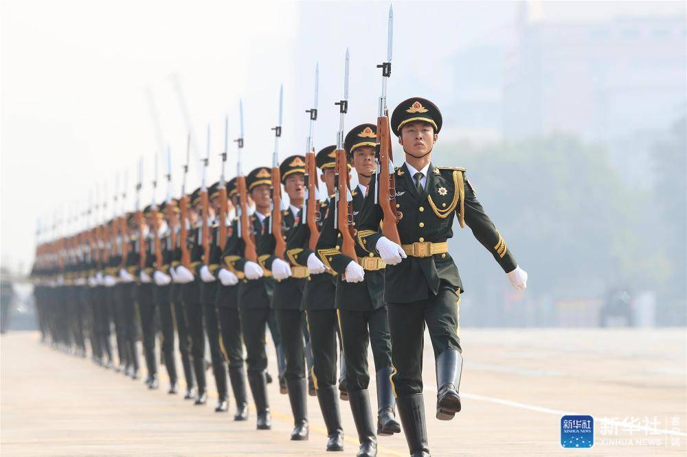 閱兵儀式，現(xiàn)在向我們迎面走來的壯麗景象，閱兵儀式，壯麗景象迎面走來