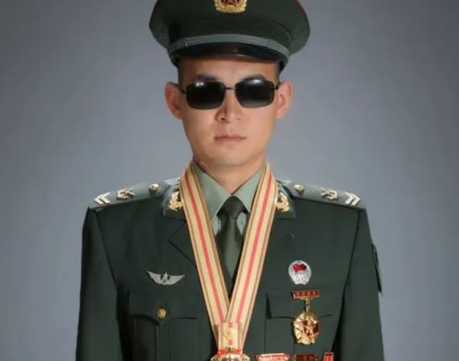 杜富國獲八一勛章待遇，榮耀背后的辛勤與奉獻(xiàn)，杜富國榮獲八一勛章，辛勤與奉獻(xiàn)背后的榮耀