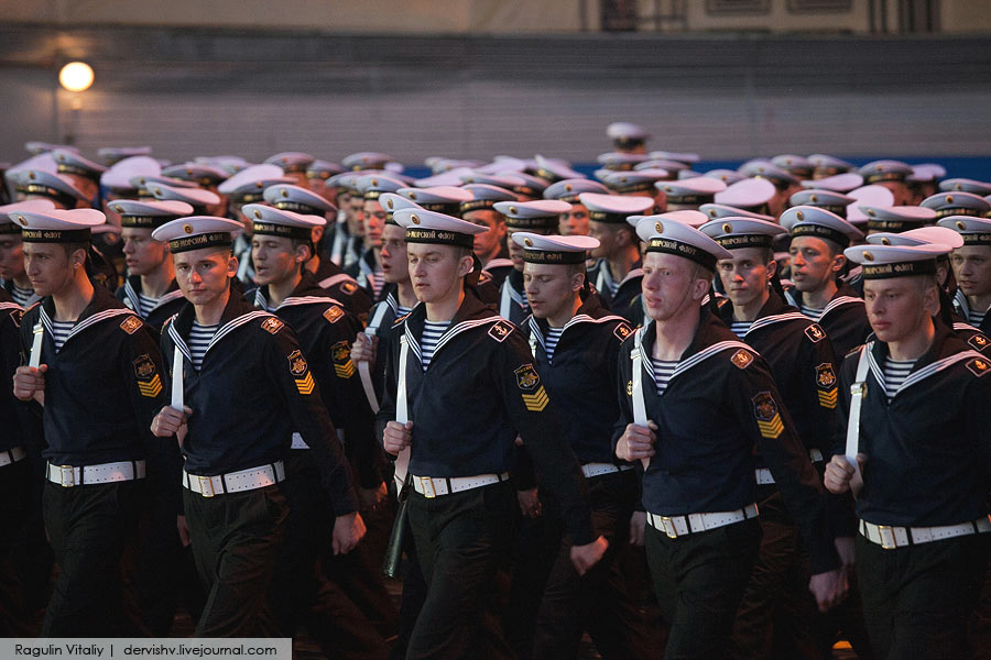 俄首相準(zhǔn)備迎接柏林閱兵，展現(xiàn)大國(guó)風(fēng)采與軍事力量，俄首相準(zhǔn)備參加柏林閱兵，展示大國(guó)軍事力量與風(fēng)采