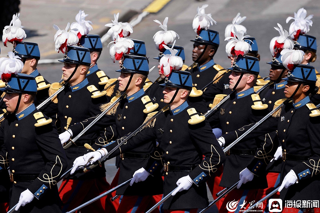 法國(guó)總統(tǒng)檢閱三軍儀仗隊(duì)圖片，榮耀與力量的展現(xiàn)，法國(guó)總統(tǒng)檢閱三軍儀仗隊(duì)，榮耀與力量的瞬間展現(xiàn)