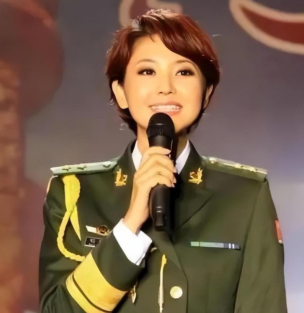 軍事女主持人雅妮，圖片中的風(fēng)采與魅力，軍事女主持人雅妮，風(fēng)采與魅力的展現(xiàn)