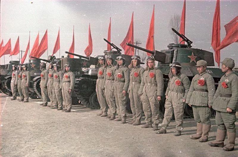 解放軍坦克路過(guò)城市，展現(xiàn)國(guó)防力量與民眾熱情，解放軍坦克展示國(guó)防力量與民眾熱情交融盛景