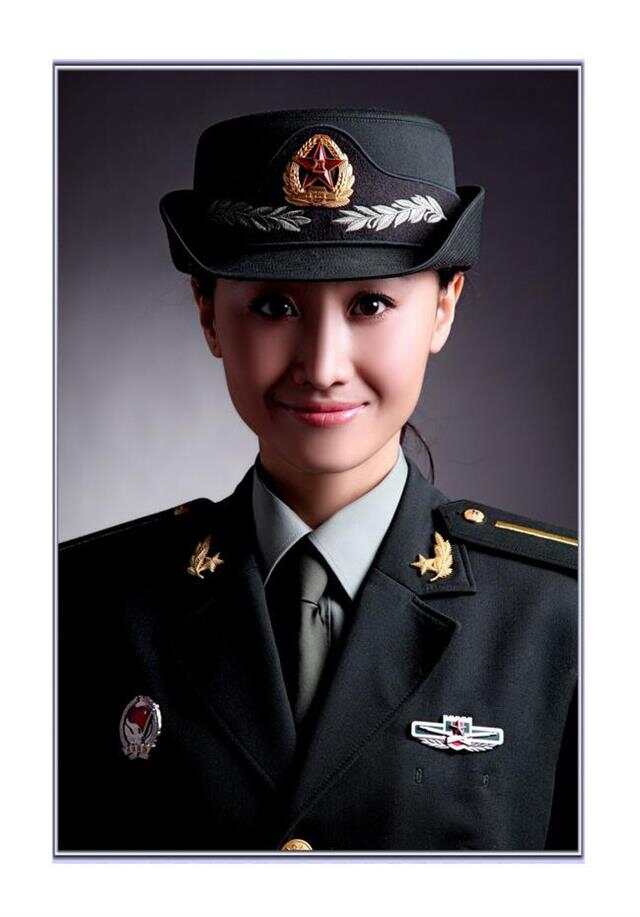 中國(guó)女兵軍裝常服照片，展現(xiàn)颯爽英姿與堅(jiān)定信念，中國(guó)女兵常服照片，英姿颯爽，信念堅(jiān)定