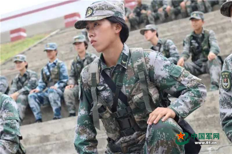 探索新時代軍裝，21式女兵作訓服與男兵的區(qū)別，新時代軍裝探索，21式女兵作訓服與男兵差異解析